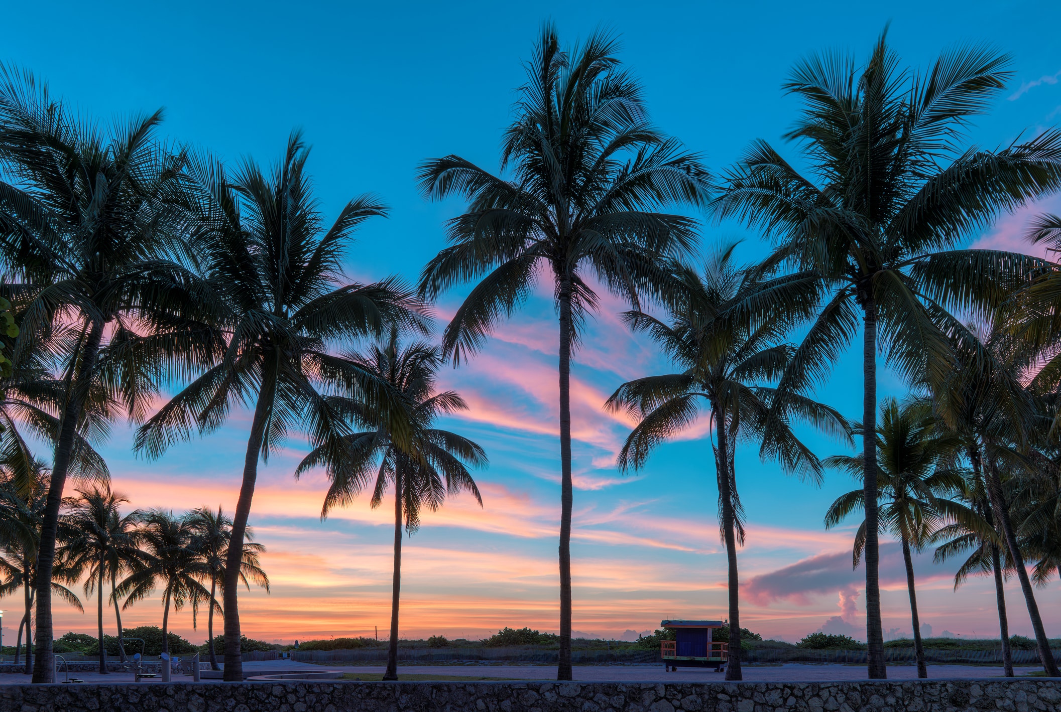 Stunning sunset view of a Florida beach, one of the pros of moving to Florida