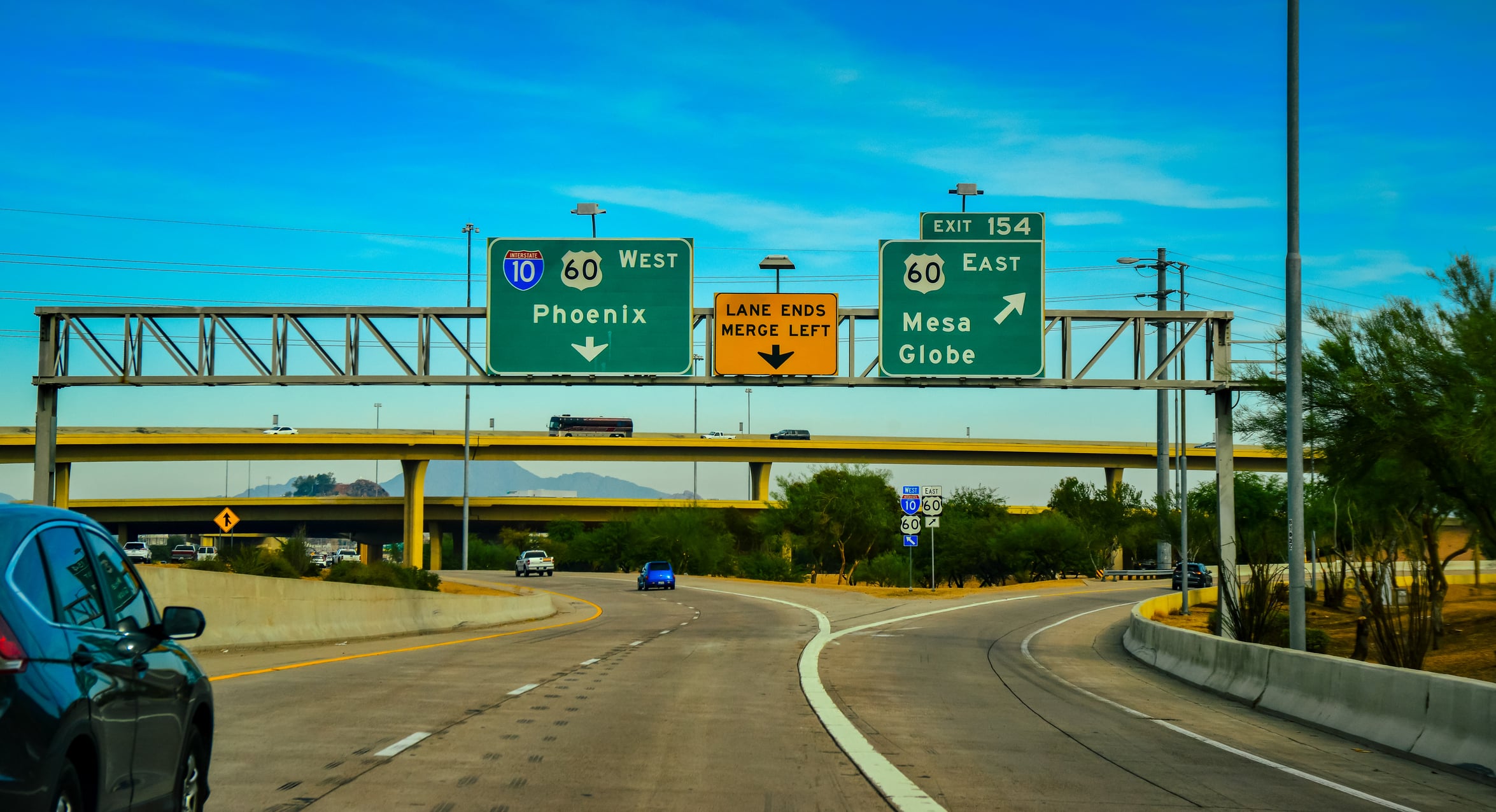 Overhead sign to Phoenix guides drivers to this popular moving destination