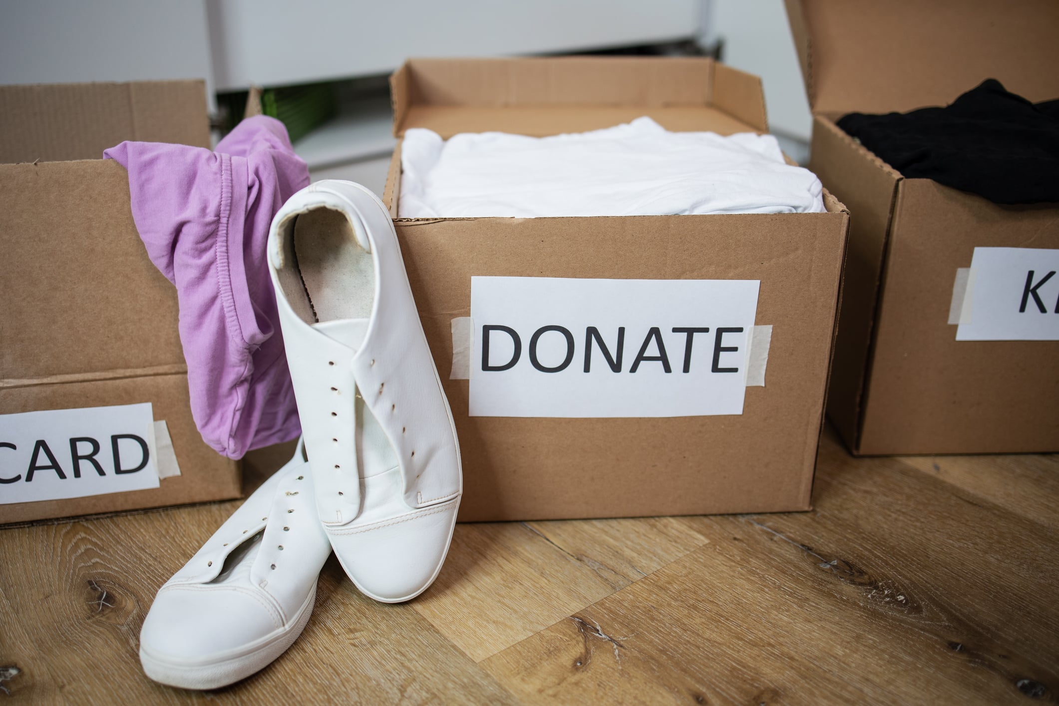 Three boxes labeled with “Donate,” “Discard,” and “Keep” to help reduce clutter before a long-distance move