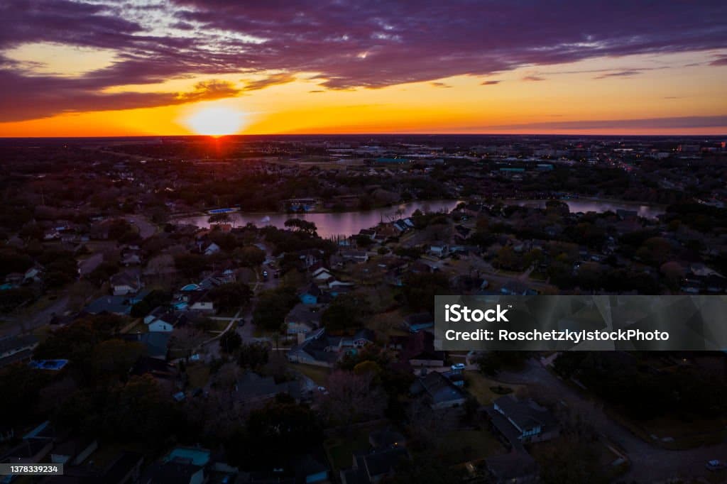 istockphoto-1378339234-1024x1024 Aerial drone view over Katy , Texas , USA over houses and Suburb homes on a Lake reflecting gorgeous colorful evening sunset over East Texas
