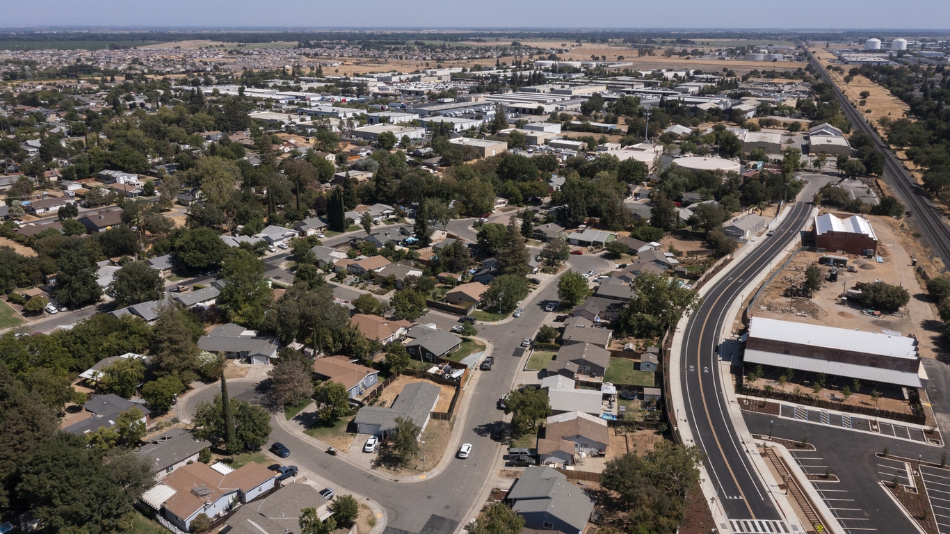 An aerial view of a sprawling suburban neighborhood, showcasing the housing options for those moving to Sacramento