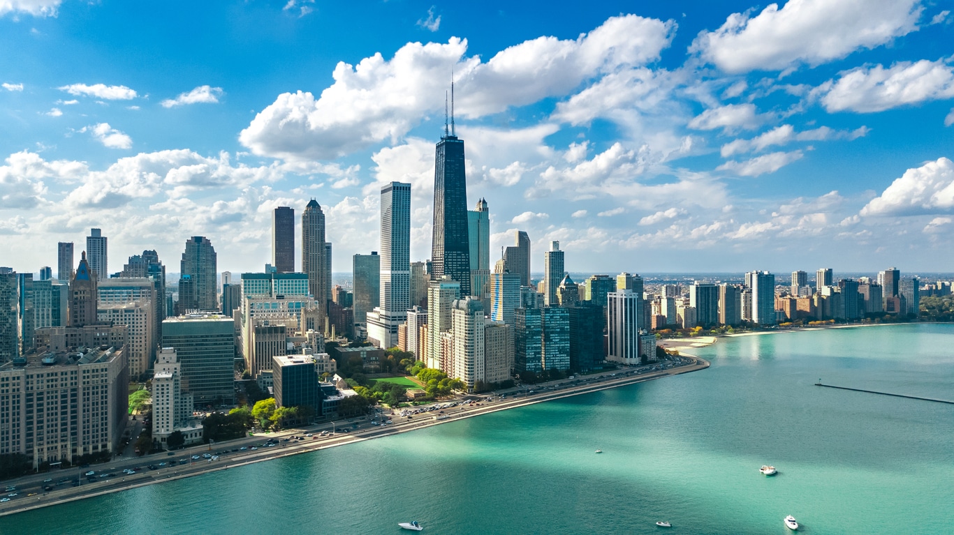 Aerial view of the Chicago skyline featuring the Willis Tower, an iconic site for those moving to Illinois